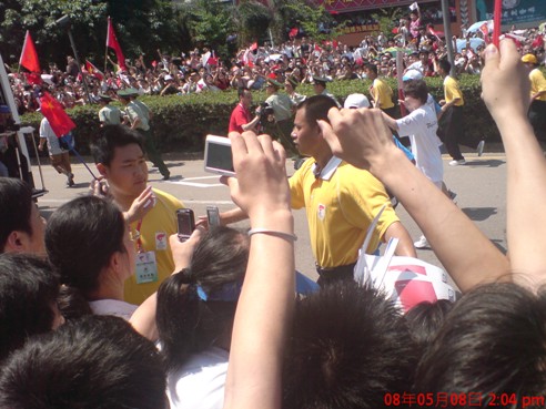 太阳集团官网集团员工喜迎奥运圣火